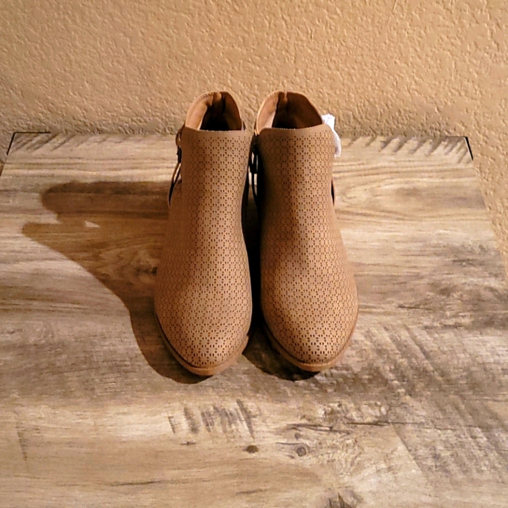 *NWOT* Torrid Taupe Booties